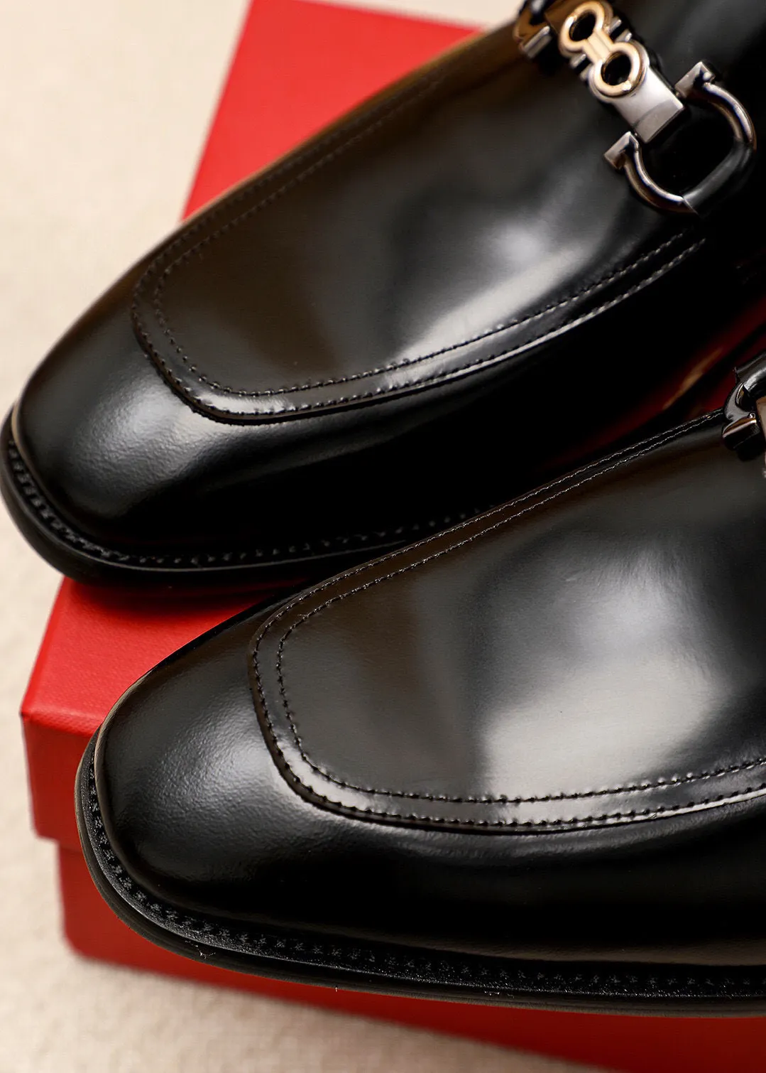 Men's shoes 💰460 💐 Product trademark: Ferragamo "Ferragamo" casual leather shoes Regular size: 38-44 (45🉑️customized) Product materials: Selected imported first-layer open-edge beaded calfskin upper + luxury hardware buckle, imported water-dyed cowhide leather lining. Strong three-dimensional visual effect, original combination outsole Color: 2⃣️colors available